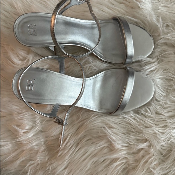 BP Silver Sandals with Minimalist Design - Picture 8 of 11